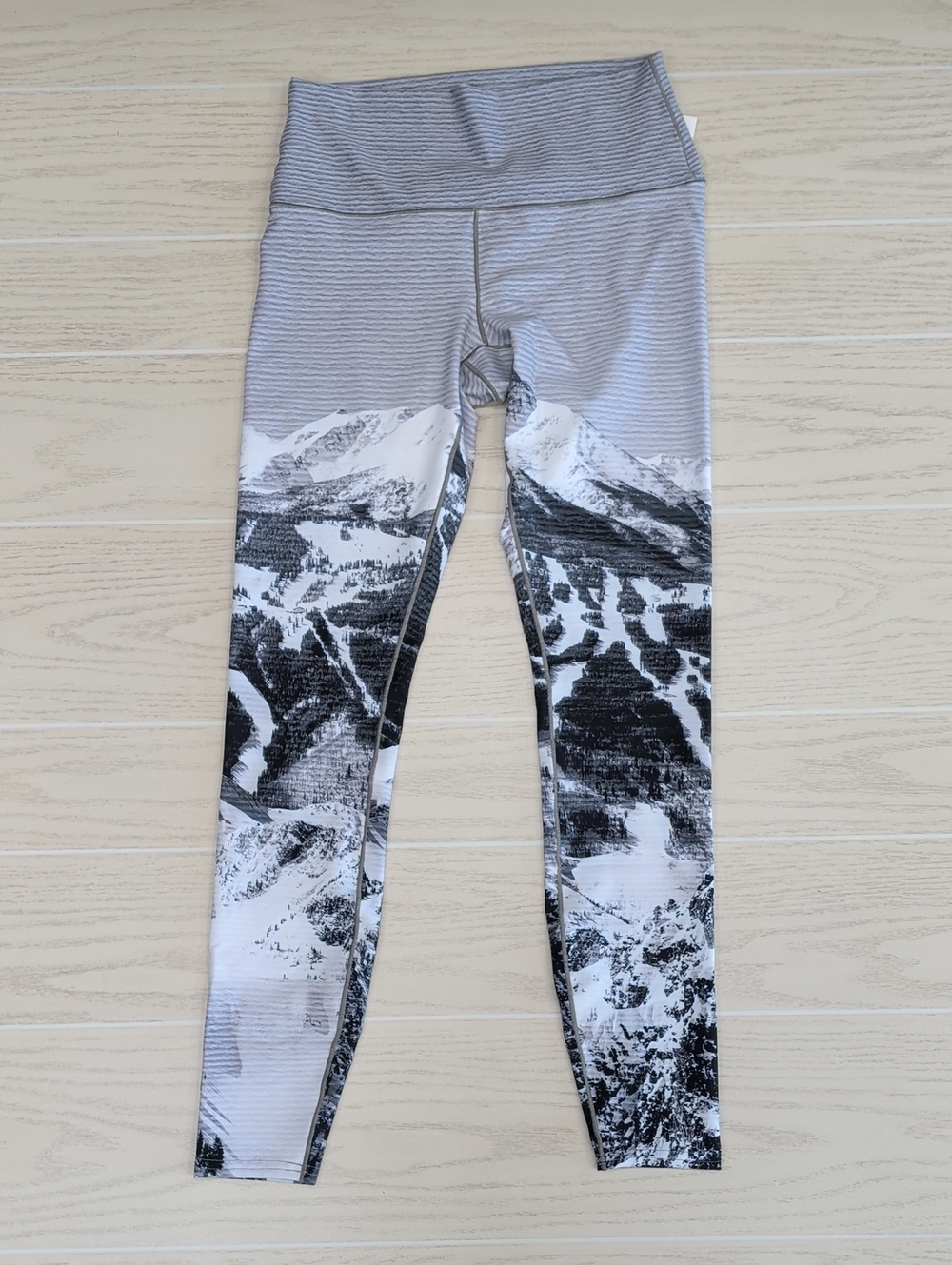 Women's NWT Ski Hill Print High-Waist Performance Leggings